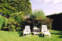 les chaises longues dans le parc - Double-cliquez pour afficher l'image en grand.