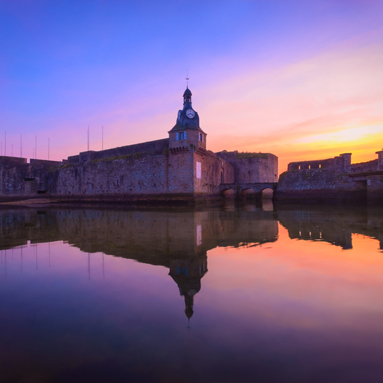 Ville close de Concarneau au coucher du soleil 